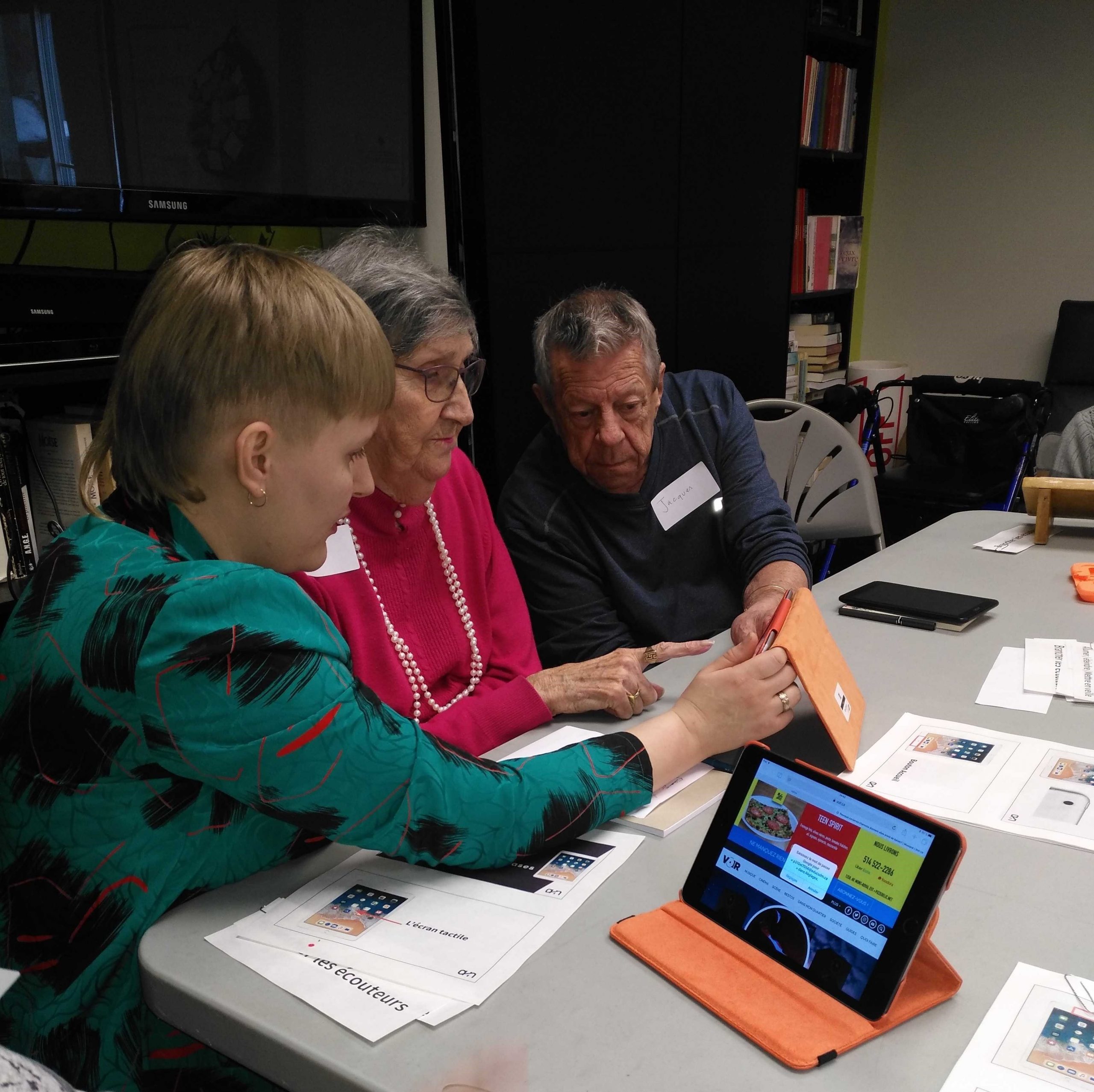 AlphaNumerique : Personnes aînés participant à un atelier d'apprentissage à la tablette