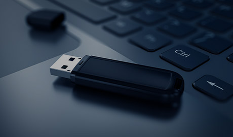 AlphaNumerique : Photo d'une clé USB sur un clavier d'ordinateur.