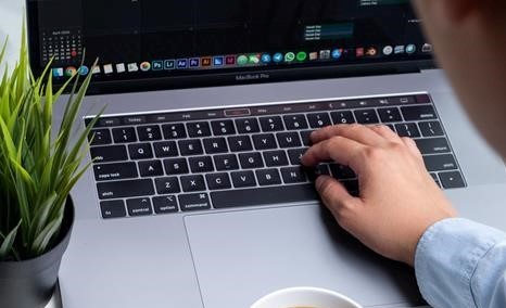 AlphaNumerique : Une main tape sur le clavier d'un ordinateur